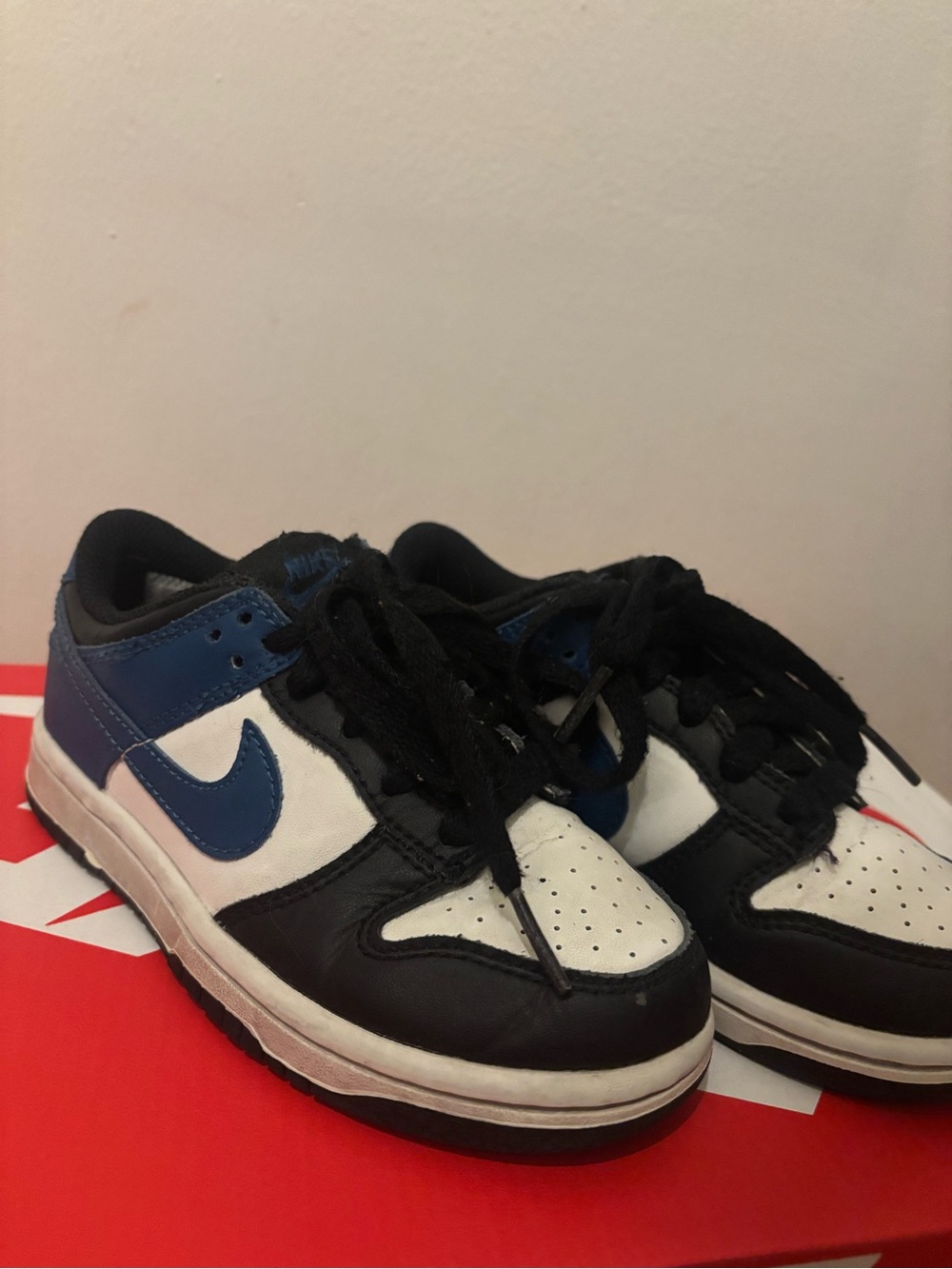 Nike Kids Low-Top Sneakers in White, Black & Blue